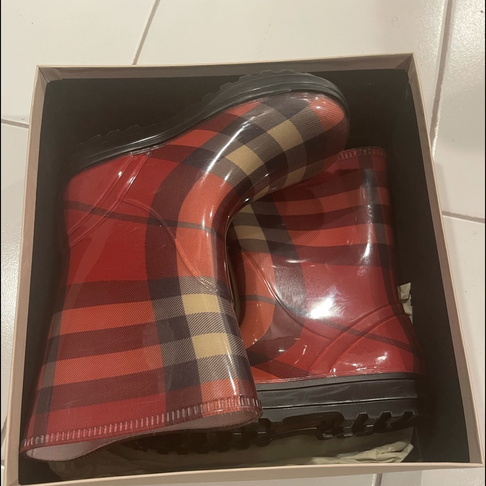 Girl’s Burberry Rainboots
